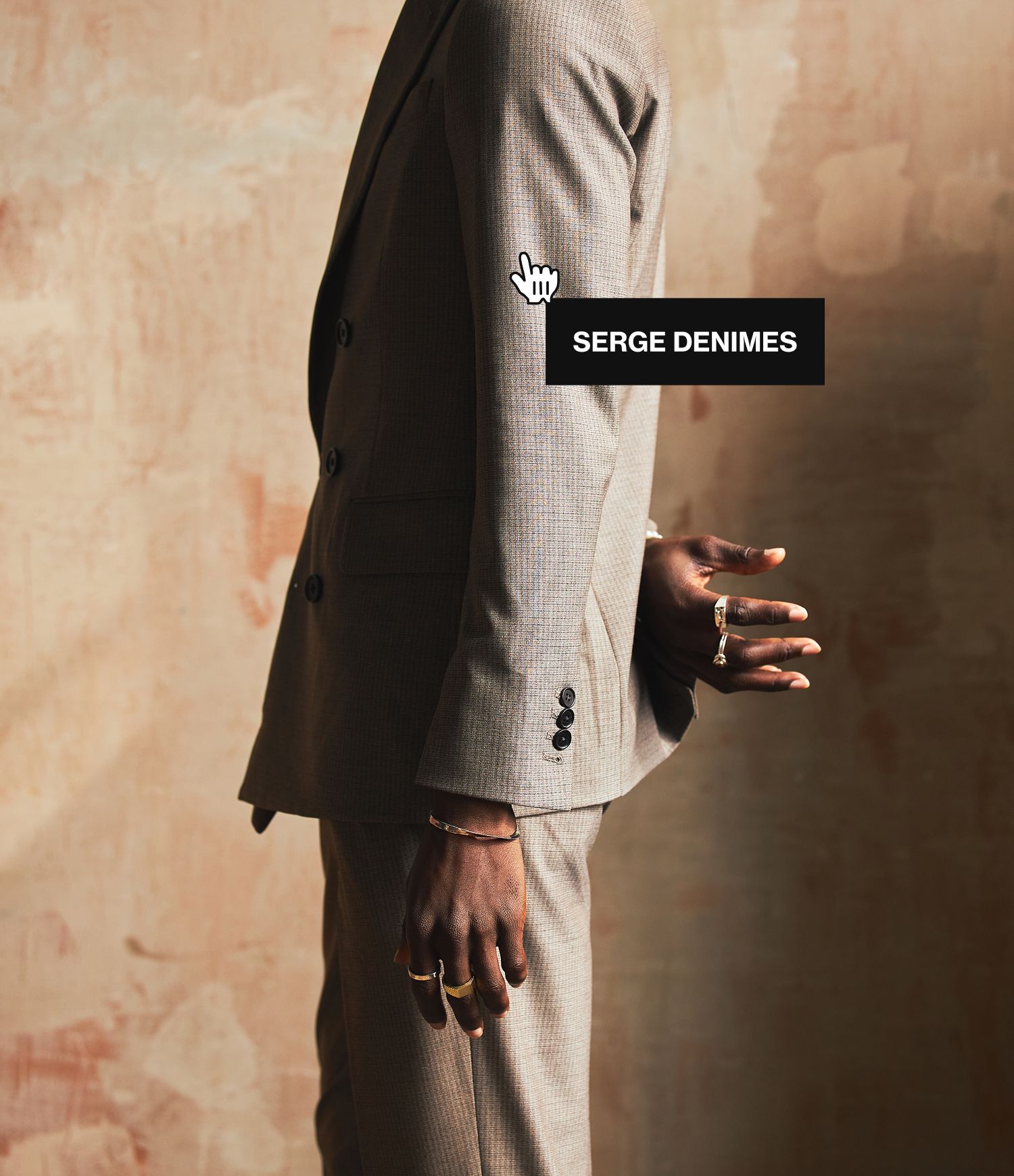 Website detail showing image caption when mouse is hovered over photograph